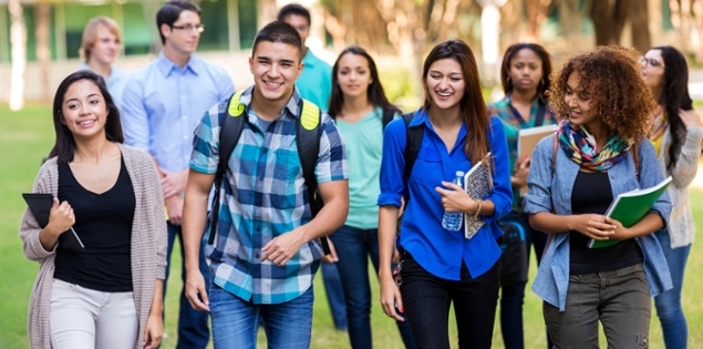 Estudiantes caminando